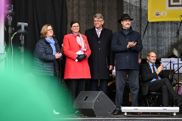 Mehrere prominente Gäste zeigten bei der Kundgebung ihre Unterstützung: Staatssekretärin Kerstin Griese (v.l.), Landtagspräsidentin Ilse Aigner, Kulturstaatsminister Wolfram Weimer und Ministerpräsident Markus Söder. — © Tobias Hase/dpa