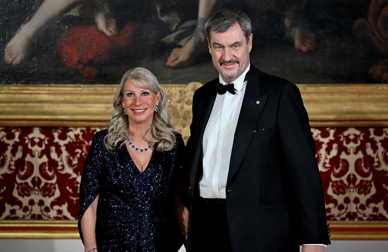 Der Bayerische Ministerpräsident Markus Söder und seine Frau Karin Baumüller-Söder zeigen sich beim Neujahrsempfang des Regierungschefs in der Münchner Residenz beim Defilee. — © Felix Hörhager/dpa
