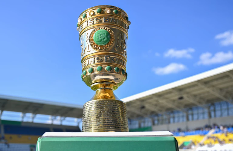 Das Sehnsuchtsziel des FC Bayern: der DFB-Pokal. — © Hendrik Schmidt/dpa