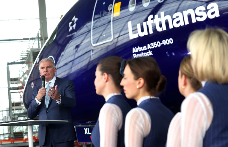 Lufthansa-Chef Carsten Spohr und Flugbegleiterinnen. — © Karl-Josef Hildenbrand/dpa