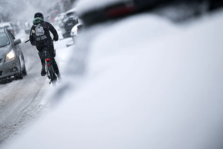 Schneefall sorgt für glatte Straßen, etwa hier in München. — © Sven Hoppe/dpa
