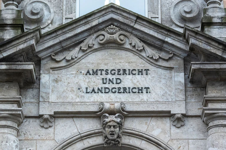Im Prozess gegen vier Pflegekräfte aus der Oberpfalz wird das Urteil erwartet. (Symbolbild) — © Armin Weigel/dpa