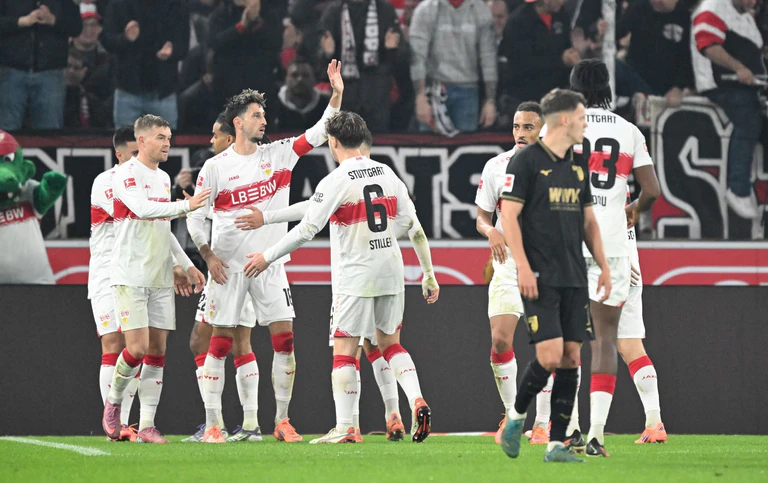 Die Stuttgarter feiern den Sieg gegen den FC Augsburg. — © Bernd Weißbrod/dpa
