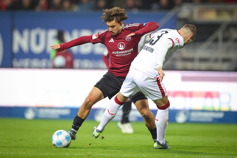 FCN-Youngster Rafael Lubach (l) war von den Lauterern kaum zu stoppen. — © Daniel Karmann/dpa