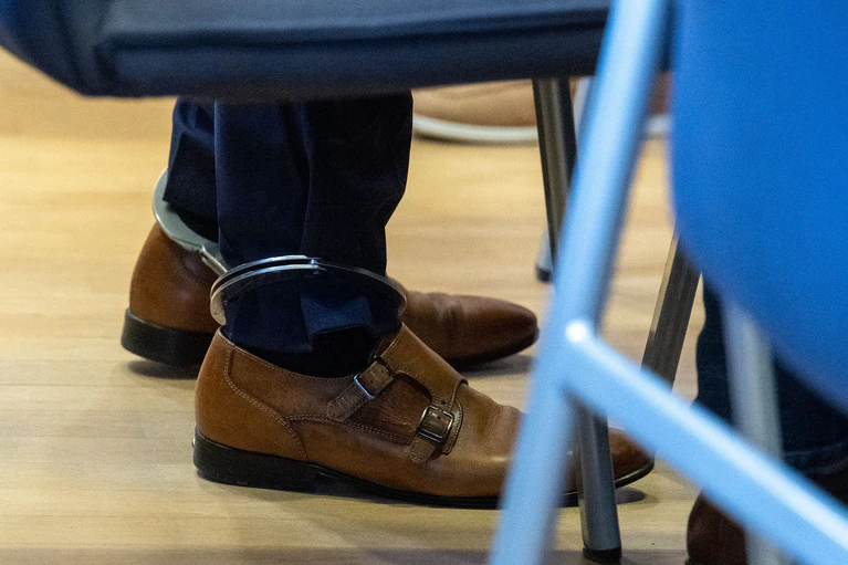 Der Arzt soll der jungen Frau den Ermittlern zufolge aufgrund einer Migräneattacke Medikamente verabreicht und sie danach nicht überwachen lassen haben. Die Wechselwirkung mehrerer Medikamente soll den Tod verursacht haben. — © Armin Weigel/dpa