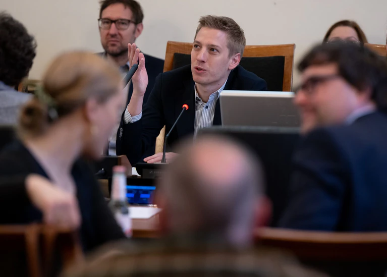 Dominik Krause,  designierter Oberbürgermeister der Stadt München, startet eine neue Runde der Sondierungsgespräche. (Archivbild)  — © Sven Hoppe/dpa