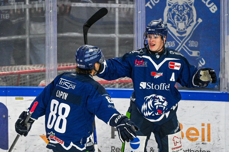 Joshua Samanski (r) spielt in der kommenden Saison in der NHL bei den Edmonton Oilers. — © Armin Weigel/dpa