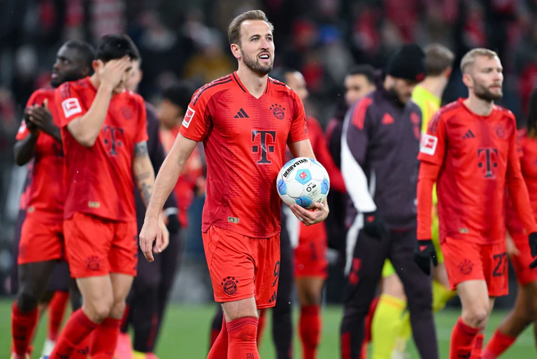 Mit dem Ball als Trophäe geht es für Harry Kane nach Hause. — © Sven Hoppe/dpa