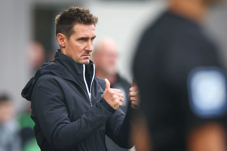 Club-Trainer Miroslav Klose will mit seinem Team gegen Regensburg nachlegen.  — © Daniel Karmann/dpa
