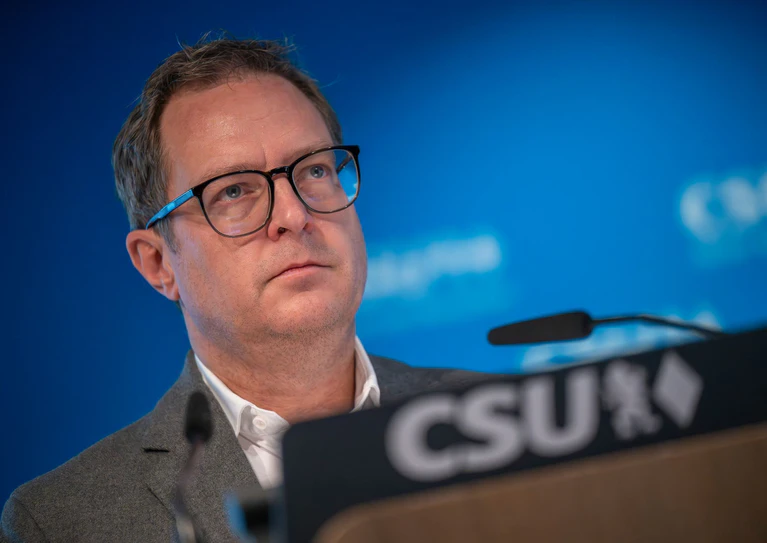 Die CSU musste bei den Stichwahlen Federn lassen. (Archivbild) — © Peter Kneffel/dpa