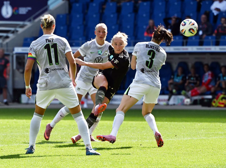 Der Klassiker des deutschen Frauenfußballs: Bayern München gegen den VfL Wolfsburg - hier beim Supercup-Finale im August. — © Uli Deck/dpa