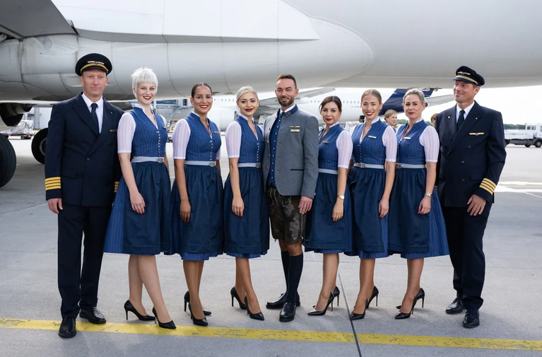 Flugpersonal der Lufthansa in Tracht bei einem Fototermin 2022. — © Sven Hoppe/dpa