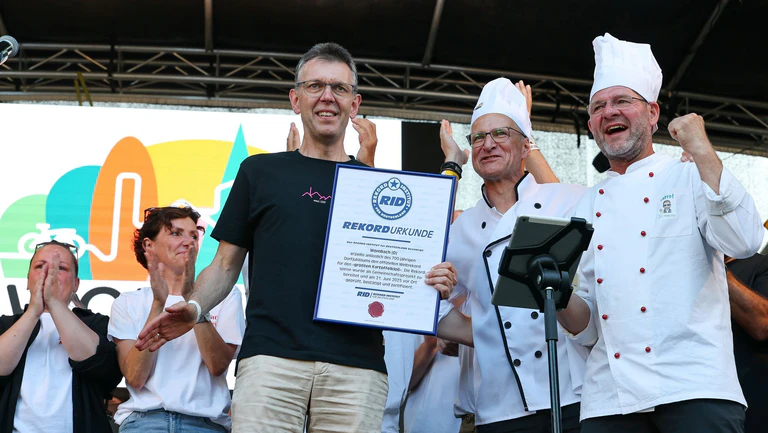 Nach der Aktion gab es eine Urkunde für den Rekord. — © Daniel Löb/dpa