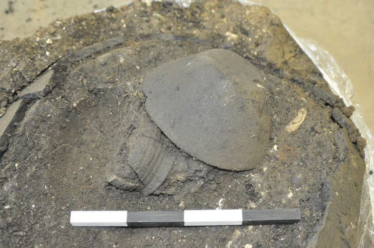 Bei archäologischen Ausgrabungen sind im Landkreis Weilheim-Schongau Funde an einem bronzezeitlichen Gräberfelder und an einer Straße aus der Römerzeit gesichert worden. Das Foto zeigt Grabbeigaben aus der römischen Kaiserzeit. — © Lutz Kunstmann/Firma Archbau/dpa