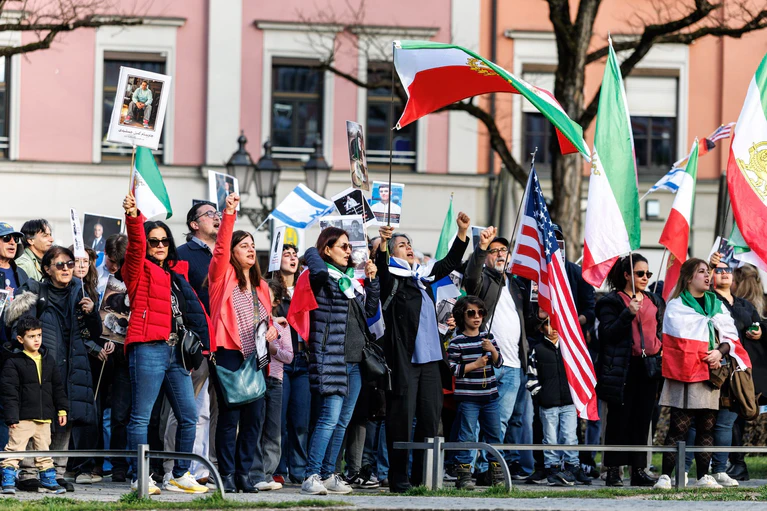 Auch in anderen deutschen Städten gegen Menschen gegen die iranische Regierung auf die Straße, etwa in Berlin, Hamburg und Frankfurt.  — © Matthias Balk/dpa