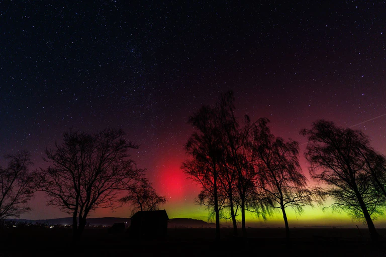 Wie weit die Polarlichter im Süden zu sehen sind, hängt laut dem DWD von der Stärke des Ausbruchs auf der Sonne ab. — © Matthias Balk/dpa