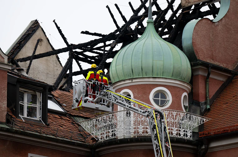 Das Gebäude ist nach dem Brand schwer beschädigt. — © Sven Hoppe/dpa
