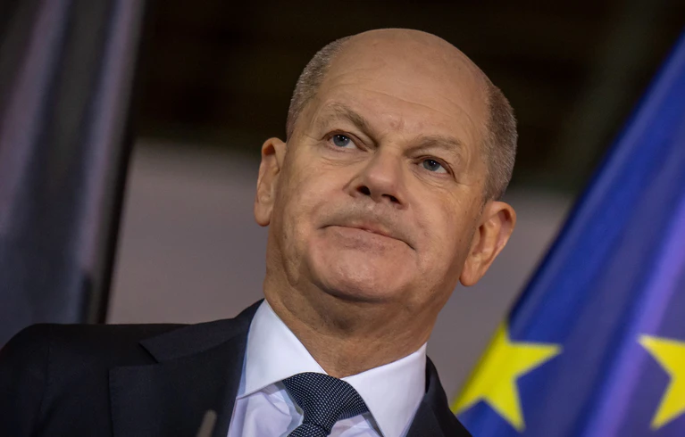 Nach der Tat in München verspricht Bundeskanzler Olaf Scholz (SPD), das Thema innere Sicherheit mit absoluter Priorität zu behandeln. — © Michael Kappeler/dpa