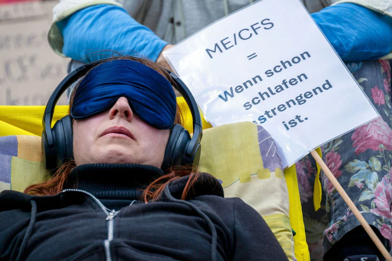 Gefordert werden eine bessere Medizinerausbildung, mehr Forschung und spezialisierte Kompetenzzentren.  — © Pia Bayer/dpa