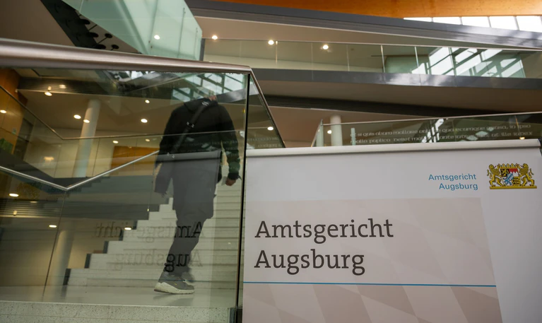 Das Amtsgericht in Augsburg verurteilte eine Mutter, die ihre Tochter zur Prostitution angeboten hat, zu einer Gefängnisstrafe. (Symbolbild) — © Stefan Puchner/dpa