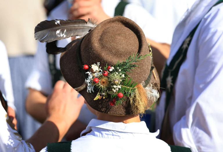 Ein junger Hirte nimmt am Viehscheid in Memhölz teil. — © Karl-Josef Hildenbrand/dpa