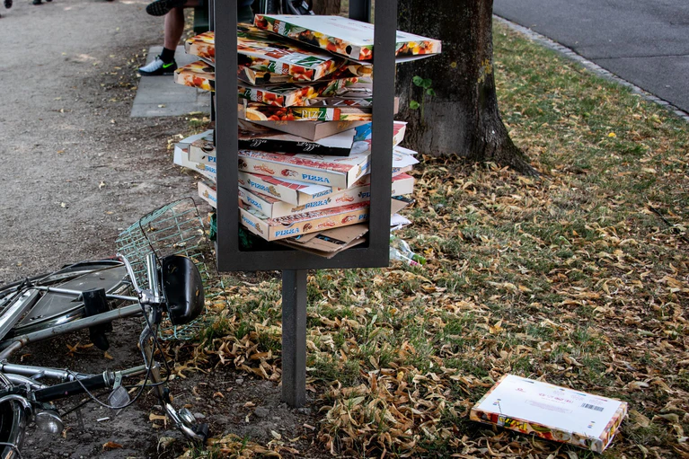 In Regensburg gibt es spezielle Sammelständer für Pizzakartons. (Archivbild) — © Matthias Balk/dpa