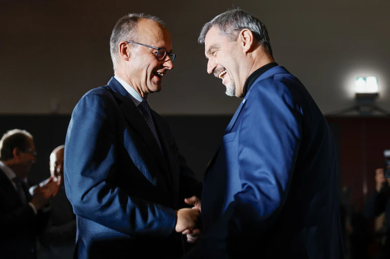 Wollen auch auf dem CSU-Parteitag Einigkeit demonstrieren: Friedrich Merz und Markus Söder. (Archivbild) — © Tobias Koch/CDU/CSU-Fraktion im Deutschen Bundestag/dpa