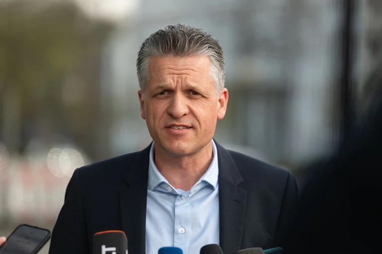 Nach zwischenzeitlicher Unruhe wegen einer Aussage von Kanzleramtschef Thorsten Frei zur Zusammenarbeit von CDU und Linkspartei stellt dieser nun klar: politisch ist eine Kooperation nicht denkbar. (Archivbild) — © Christophe Gateau/dpa