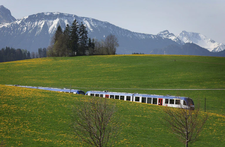 Regionalzüge übernehmen auch in Bayern eine immens wichtige Aufgabe im Bahnnetz. (Symbolbild) — © Karl-Josef Hildenbrand/dpa