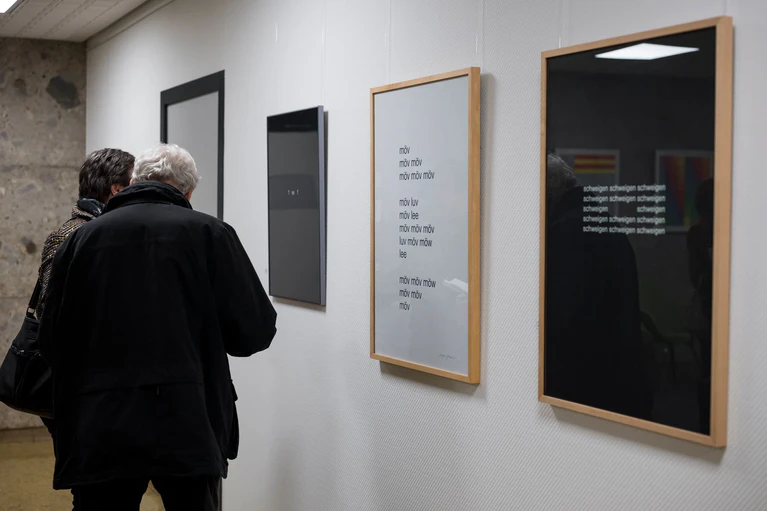 Die Ausstellung zeigt Gedichte des Jubilars, aber auch Bilder und Objekte aus seiner Sammlung. — © Daniel Vogl/dpa