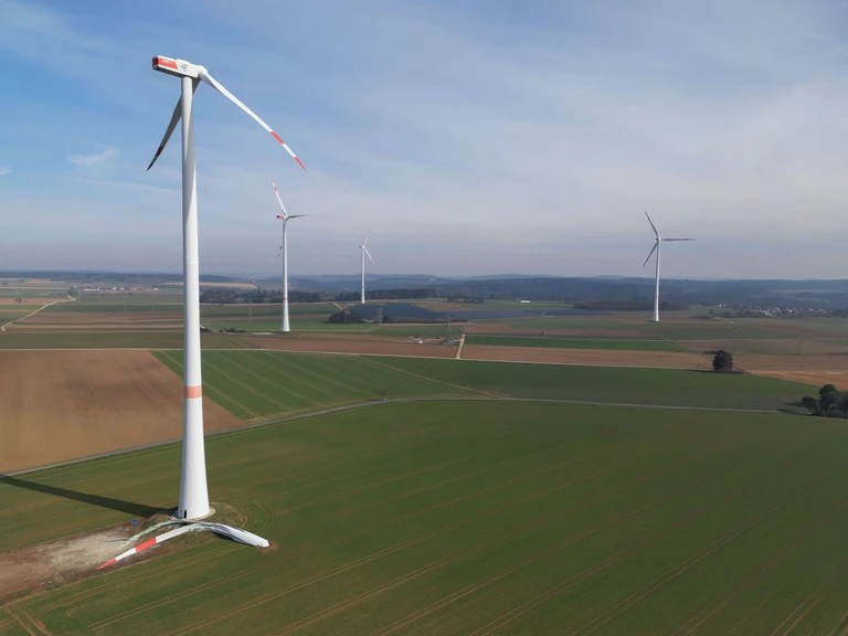 Die beschädigte Windkraftanlage im Bürgerwindpark. — © Daniel Löb/dpa