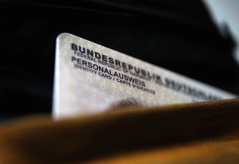Der verloren gegangene Ausweis hat eine weite Reise hinter sich. (Symbolbild) — © Karl-Josef Hildenbrand/dpa