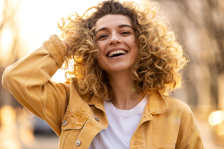Freude lachen Spaß glücklich — © PIKSEL / iStock
