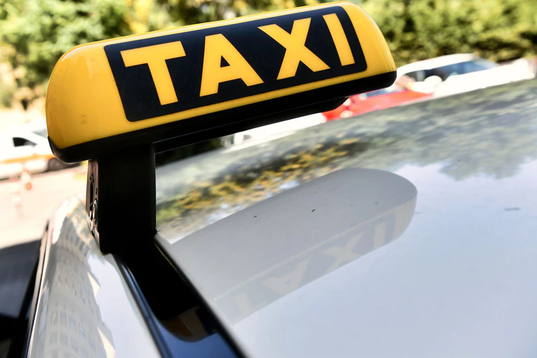 Ein Taxifahrer rettete einen Rentner vor einem hohen Vermögensverlust. (Symbolbild) — © Paul Zinken/dpa