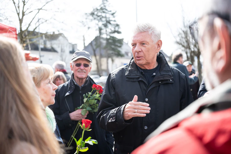 Reiter verteilt bei seinen Auftritten Blumen in SPD-Rot. — © Lukas Barth-Tuttas/dpa