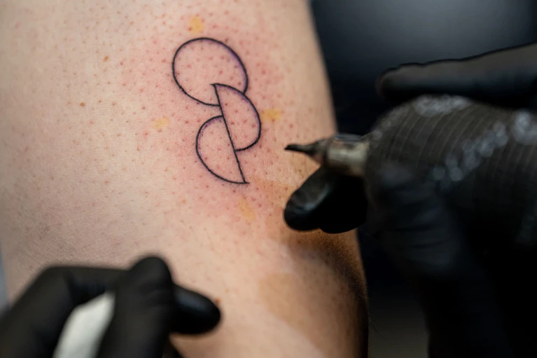 Bayerische Landtagsabgeordnete wollen sich Organspende-Tattoos stechen lassen. (Archivbild) — © Fabian Sommer/dpa
