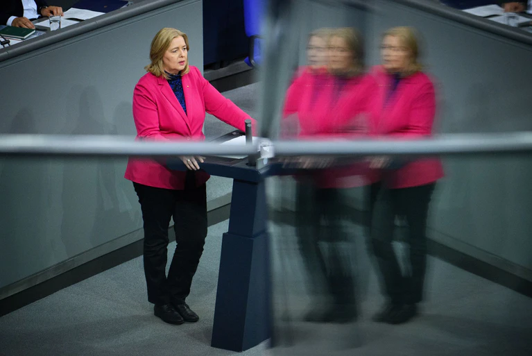 Industriearbeit sei nicht nur ein Selbstzweck, sondern auch ein Sicherheitsfaktor, sagt die Arbeitsministerin. — © Bernd von Jutrczenka/dpa