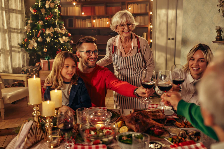 Weihnachten Familie essen Weihnachtsessen — © Bild: bernardbodo / iStock