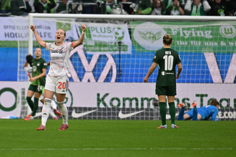 Münchner Jubel in Wolfsburg: Franziska Kett feiert das Tor zum 2:1. — © Swen Pförtner/dpa
