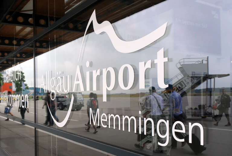 Am Flughafen Memmingen konnten mehrere Verstöße gegen die Schulpflicht festgestellt werden. (Symbolbild) — © Andreas Gebert/dpa