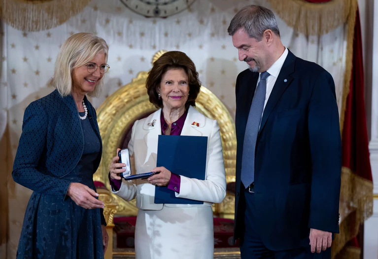 Silvia von Schweden bekam die Bayerische Staatsmedaille für ihr soziales Engagement. — © Sven Hoppe/dpa