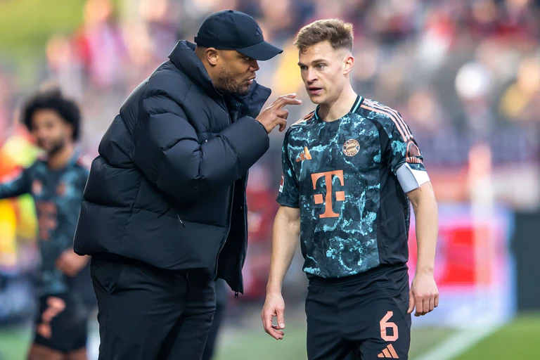 Trainer Kompany kann auch in der kommenden Saison weiter auf Anführer Kimmich setzen. — © Andreas Gora/dpa