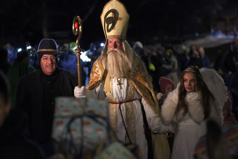 Im historischen Bischofsgewand erinnert das Nikolaus-Treffen in Missen-Wilhams an die Wurzeln des beliebten Kinderbrauchs. — © Karl-Josef Hildenbrand/dpa