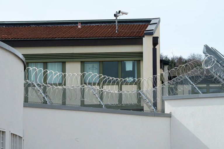 Auch die Regeln für den Maßregelvollzug in Bezirkskrankenhäusern sollen geprüft werden. (Symbolbild) — © Armin Weigel/dpa