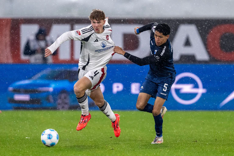 Hart umkämpftes Duell in Paderborn. — © David Inderlied/dpa