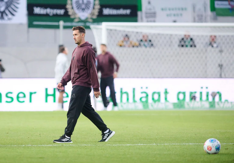 Miroslav Klose geht in Münster nach der vierten Niederlage im vierten Pflichtspiel enttäuscht vom Platz. — © Bernd Thissen/dpa
