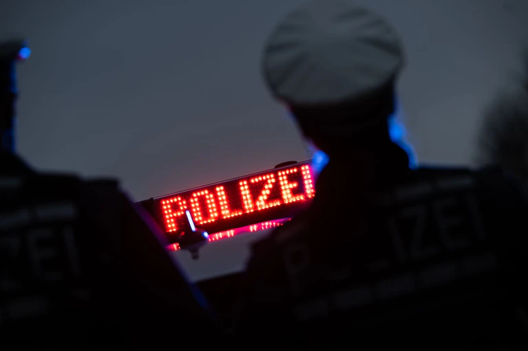 Die Polizei ermittelt bislang gegen Unbekannt. (Symbolbild) — © Marijan Murat/dpa