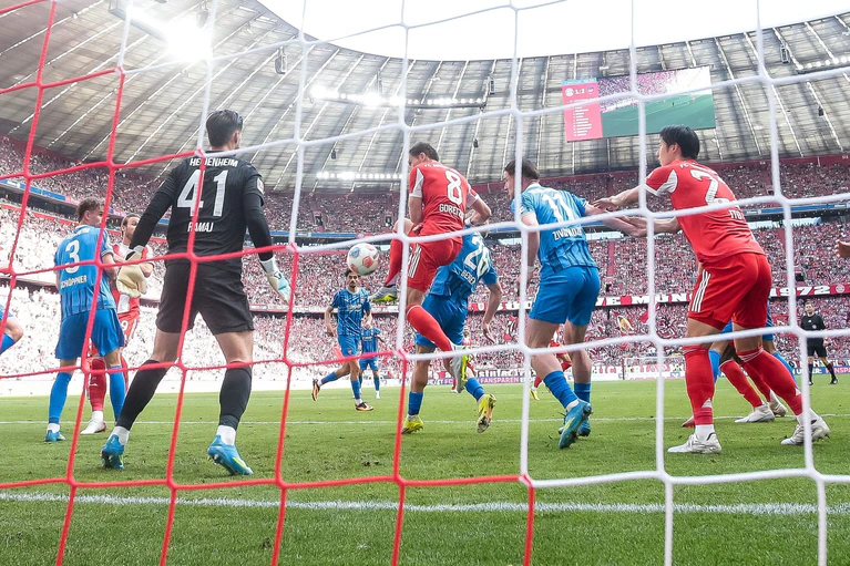 Der eingesprungene Goretzka-Volley zum 2:2. — © Harry Langer/dpa