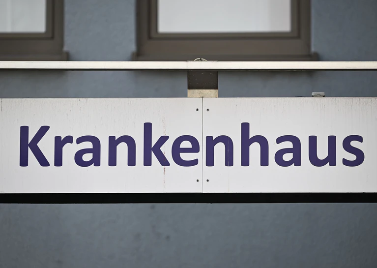 Der Streik ist zunächst aufgeschoben. Wie es weitergeht, sollen nun die Ärztinnen und Ärzte in einer Urabstimmung entscheiden. (Archivbild) — © Arne Dedert/dpa