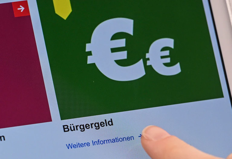 Kriminelle Banden haben das Bürgergeld als Betrugsmöglichkeit entdeckt. (Symbolbild) — © Jens Kalaene/dpa